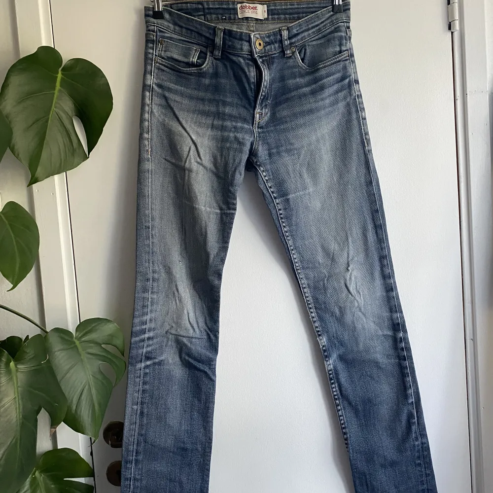 Ett par jeans ifrån dobber i storlek 28.  Köpt secondhand men aldrig använt. Tycker att de sitter lite för tajt på mig. Skriv privat om bilder önskas på hur de sitter på☺️ köparen står för frakten💙. Jeans & Byxor.