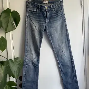 Ett par jeans ifrån dobber i storlek 28.  Köpt secondhand men aldrig använt. Tycker att de sitter lite för tajt på mig. Skriv privat om bilder önskas på hur de sitter på☺️ köparen står för frakten💙