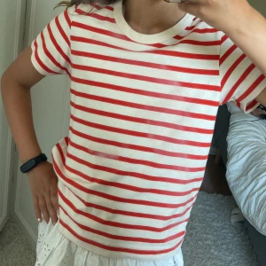 Röd och vit randig t-shirt - Fin randig t-shirt som är i perfekt skick, Passar bra till en vit kjol, storlek XS💗 frakt är postnord. Om intresse skicka till oss på snap mer info i bion