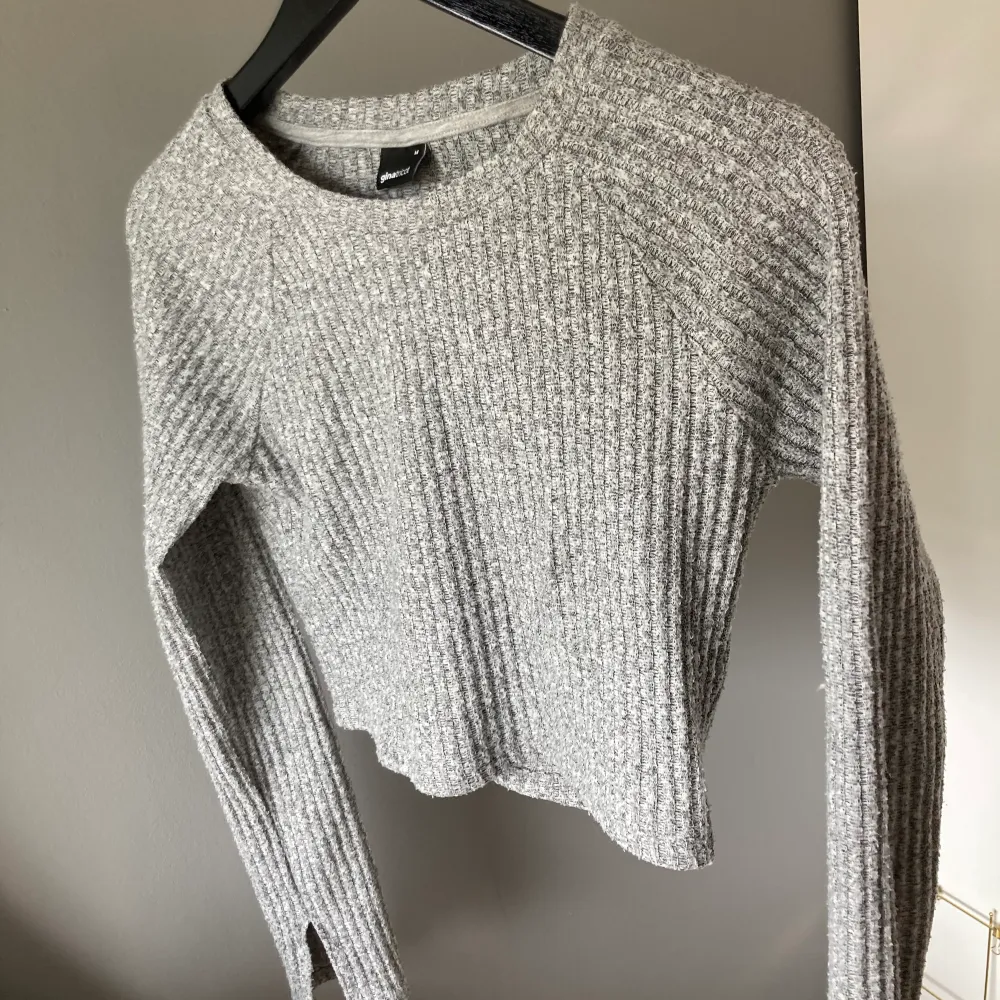 Säljer denna fina gråa tröja från Gina i storlek M! Den har en liten slits i ärmarna vilket gör tröjan snyggare🤩 skriv privat för fler bilder . Toppar.