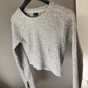 Säljer denna fina gråa tröja från Gina i storlek M! Den har en liten slits i ärmarna vilket gör tröjan snyggare🤩 skriv privat för fler bilder 