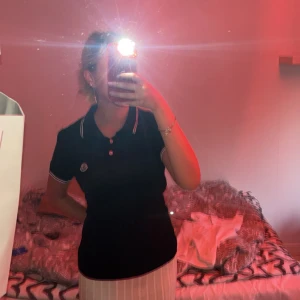 Moncler pike  - Jätte fin Moncler piké men den är för stor för mig så säljer❤️pris kan diskuteras !! Annats är den i fint skick 