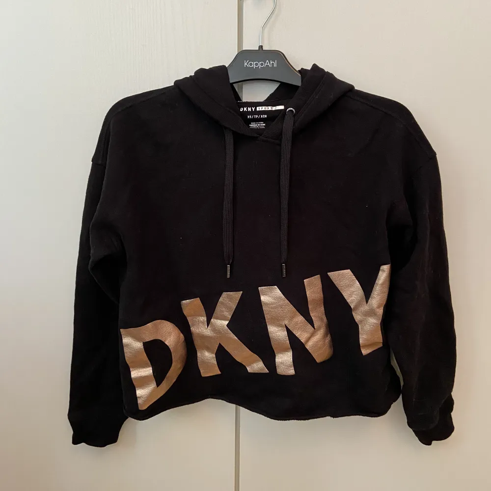 Cropped sport hoodie från DKNY. Tröjor & Koftor.