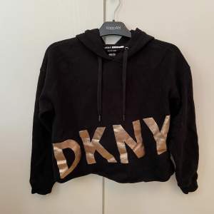 Cropped sport hoodie från DKNY
