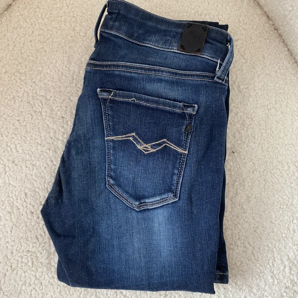 1. Levis högmidjade ”momjeans” (W 25, L 27) inköpta för 1499 säljer för 600  2. Replay lågmidjade skinnyjeans (W 26, L 32) inköpta för 1200 säljer för 350 (något små i storleken)  3. LTB högmidjade raka jeans (storlek 26) inköpta för 900 säljer för 250. Jeans & Byxor.