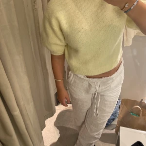 Stickad tröja - Gul kortärmad stickad tröja från zara i storlek S💕