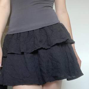så fin svart chelsea kjol med små blommor!❤️köpt förra sommaren men använd max 3 gånger! storlek S ❤️