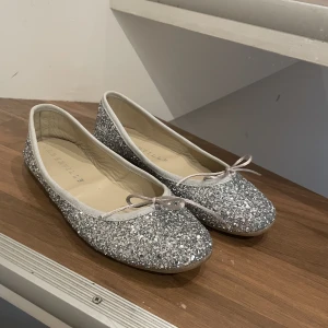 Glittriga ballerina skor - Nypris 1595kr, märke Alberville. I princip oanvända. Storlek 36/37