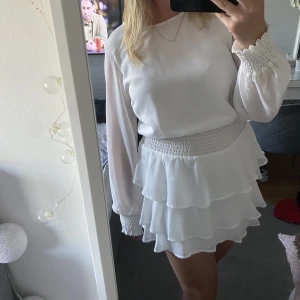 sommarklänning - jättefin volangklänning, endast använd en gång ☺️