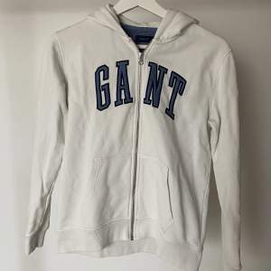 Zip up hoodie från GANT i storlek 158/164cm men passar XS-S💓 Köpt för 1000kr säljer för 200kr🙌🏼 Väl använd men i bra skick utan några defekter💓