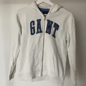 Zip up hoodie från GANT i storlek 158/164cm men passar XS-S💓 Köpt för 1000kr säljer för 450kr eller högsta bud🙌🏼 Väl använd men i bra skick utan några defekter💓