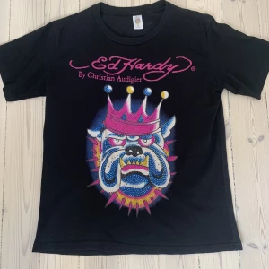 Ed Hardy Tröja - Super Cool och ovanlig rhinestone Ed hardy tröja!!! Den är knappt använd och som ny och tröjan är i bra kvalitet! Det står Xl på den men skulle säga att den är mer som en M i storlek! 
