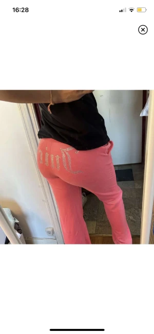 Juicy couture set  - Säljer nu mitt fina set från juicy, tröjan är storlek M och byxan är storlek S. Inga flaws eller defekter såsom tappade pärlor eller liknande, styckvis kostar plaggen 450kr men 800kr får båda tillsammans.