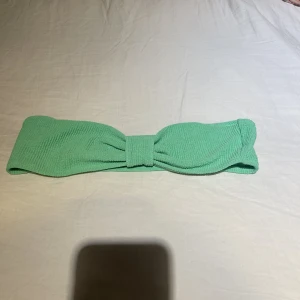 Bikini överdel  - Helt ny! Storlek M från Gina tricot, avtagit bar den i mitten