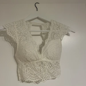 Spetsbralett - Fin bralett i spets. Sparsamt använd 