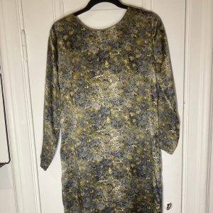 Whyred klänning 100% siden S/36 - Vacker klänning i 100% siden från Whyred. Mycket lyster i tyget. Storlek 36, men en liten 36a. 