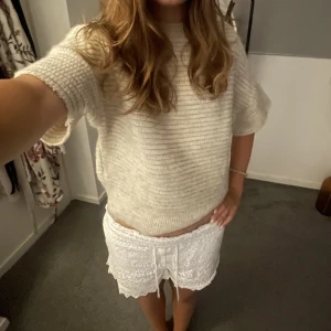 Stickad tröja  - Super söt stickad tröja som passar till både sommar å vinter🙏🏻