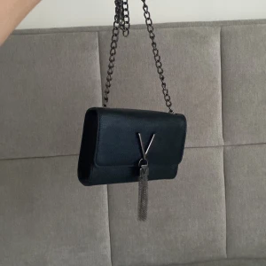 Valentino Mini väska  - Köptes förra året o kom inte så mkt till användning. (Nypris 769kr) från zalando. 