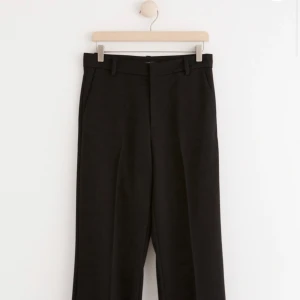 Kostymbyxa - ”Rak byxa med medelhög midja” från Lindex. Helt nya! Nypris:599kr