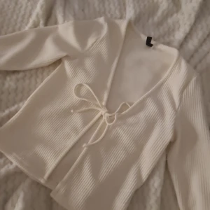 Söt topp - Säljer denna söta toppen/koftan från H&m, använd 1 gång. Perfekt till sommaren.Säljer pga att jag inte får använding av den. Nästan helt ny, nyskick!