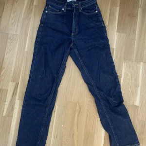 carin wester mörkblåa jeans - mörkblåa carin wester jeans i skick 10/10, som nya. Säljs då de inte kommer till användning och är lite stora i midjan. Sitter midwaist. Köpta för 599kr på åhlens