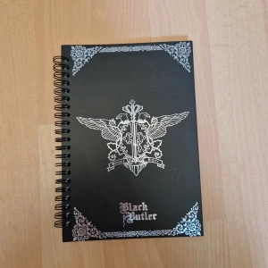 Black Butler skrivblock - Black Butler skrivblock, helt tomt. Ca 20x14 cm.