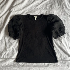 Svart tröja med fluffiga armar  - Nyskick svart fin tröja 