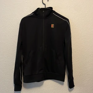 Nike vintage hoddie  - En vintage Nike hoddie använt 3 gånger men blivit för liten för mig. Den är storlek S.