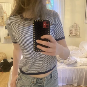 Stickad t-shirt - Super fin t-shirt i lite mer tunt stikat material som inte kommit till användning så lappen är kvar 