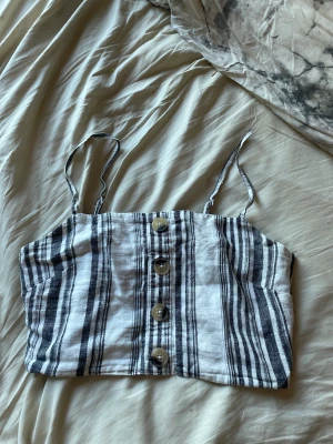 Linne med knappar  - Säljer ett jätte fint linne från Gina tricot, passar till allt och är perfekt nu till sommaren ☺️