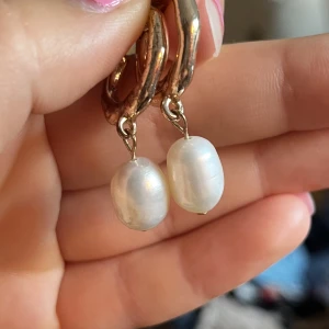 guldiga örhängen - guldiga örhängen med pärlor på 🤍