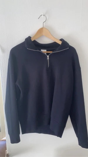 Halv zip - Helt ny har använt den 1 gång bara för och testa den, Den är från Zara 