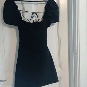 🤩Perfekt klänning för fest🤩 - ❗Kan pruta ❗                                           Jättefin svart klänning med puffiga axlar med en sjukt snygg snörad rygg som man kan dra ut eller åt hur mycket man vill, så skulle säga den passar XS, S och M!!! 😍(Orginal storleken är L, men det är ju zara storlek 😓).                                            Dragkedja vid sidan, även lite puffigt utseende vid bysten.💖                                   Ej använd då den är för liten för mig. 