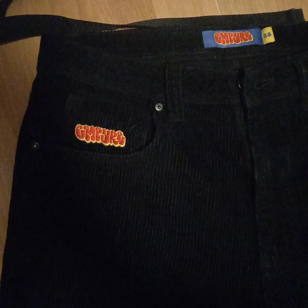 Empyre Manchester byxor i bra kondition men har ett litet hål nere som ingen märker. Knappast änvanda i small size men de är baggy. . Jeans & Byxor.