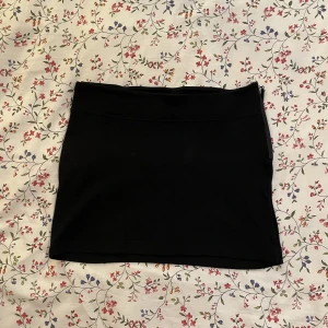 svart minikjol med dragkedja  - Söt minikjol med dragkedja (se bild 3)🖤 Från Gina Tricot. Storlek XS, passar XS-M. Midja: ca 77,5cm. Längd: ca 30cm. Fint skick! Kontakta mig för fler bilder eller frågor, annars använd "lägg prisförslag" <3