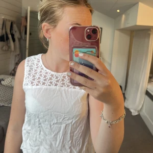 Vit blus  - En super gullig blus med fina ditaljer från H&M🤍säljer den då den inte kommer till användning längre💗den är i st 36 men skulle nog säga att den passar nån med 34 också då den är lite liten i modellen💗