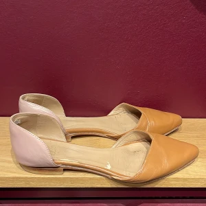 Heelow  - Hellow slip in med häl. Taupe/rosa. Sparsamt använda.