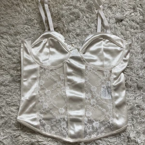 Söt topp - Söt topp från H&M, storlek XS!  För liten för mig med C kupa!