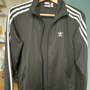 Adidas jacka flis tröja - Säljer min adidas flis. Bra skick. Vintage. Pris kan diskuteras,  kan mötas upp!
