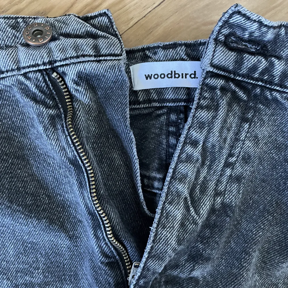 Säljer nu mina Woodbird jeans som är i väldigt bra skick och med bra kvalitet. Storleken på byxorna är 31/32. Byxorna är stora i stoleken!. Jeans & Byxor.