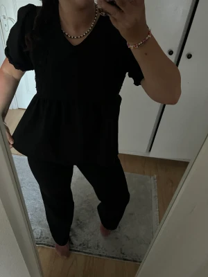 Tröja med volang  - Svart tröja med volang köpt utomlands i storlek S, säljer en liknande ungefär från Even&odd, använd prisförslag eller köp nu🙌🏼