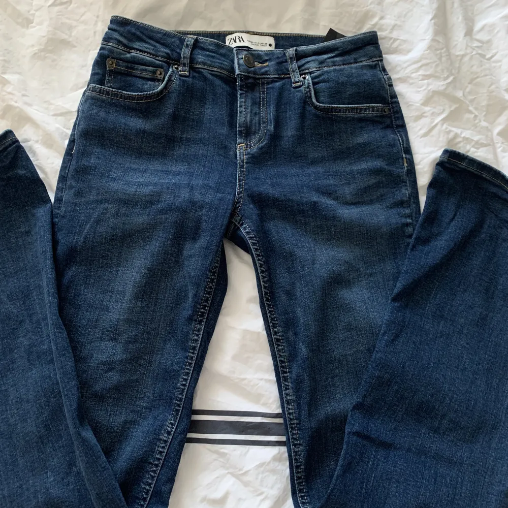 Säljer mina jeans från zara då dem blivit för små. Använda ca 1 gång och är i superbra skick!❤️. Jeans & Byxor.