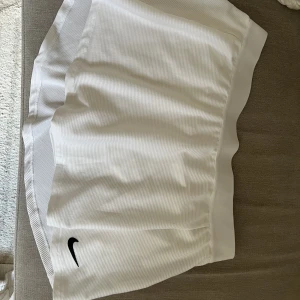 Nike tenniskjol - Barn storlek XL, passar M Använd någon enstaka gång. Ser ut som en kjol men finns skjorts under.