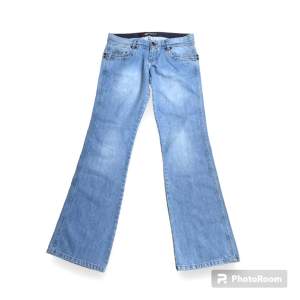 säljer mina ursnygga lågmidjade light washed bootcut jeans då de är för små💗utan några som helst defekter midjemått: 42 cm rakt över innerbenslängd: 82 cm kan fraktas men även mötas upp i centrala stockholm🤝💝