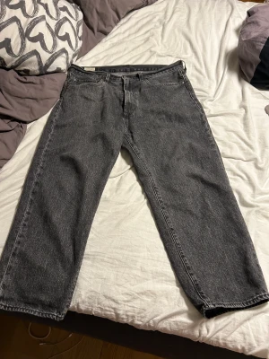 Levis stay loose - Säljer dessa Levis stay loose pga att de inte passar längre. Köptes på deras hemsida för 1200kr. Fint skick, inga tecken på att de är använda. Hör av dig vid intresse eller fler frågor😊