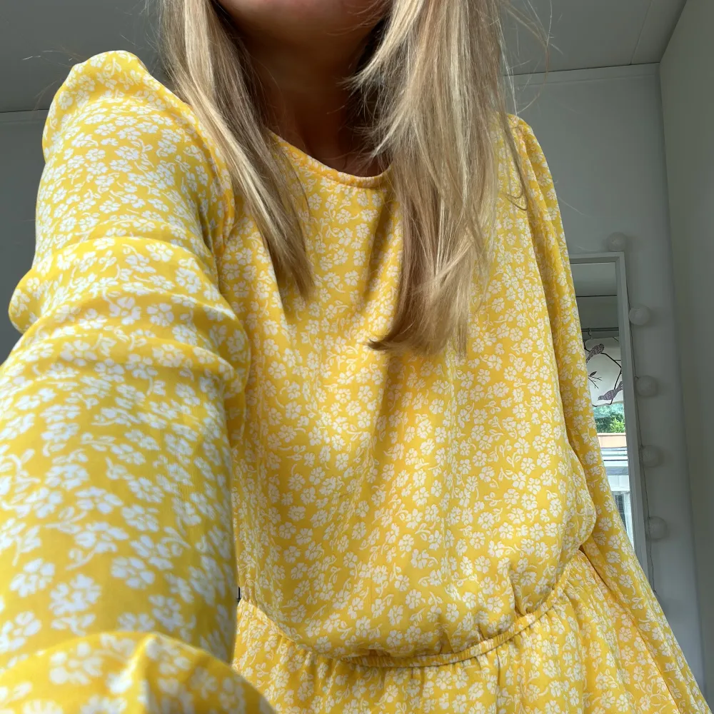 Blommig klänning med underbar gul färg! Älskar den men den är tyvärr för stor för mig. Perfekt nu på sommaren! ☀️💛. Klänningar.
