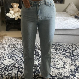 Jeans  - Säljer dessa snygga jeans från weekday i modellen ”Rowe extra high straight jeans” Jeansen är i bra skick!🌸