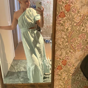 Lång klänning - Långklänning ifrån Gina tricot, aldrig använd! Superfin och skön nu till sommaren