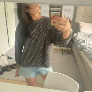 kollar intresset på denna så fina unika tröja från Zara i ”fluffigt” material samt skimmer detaljer! superskön o cool 🤠