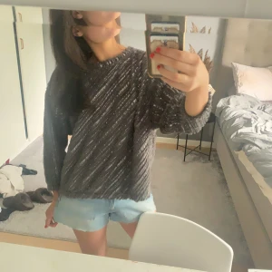 Zara tröja - kollar intresset på denna så fina unika tröja från Zara i ”fluffigt” material samt skimmer detaljer! superskön o cool 🤠